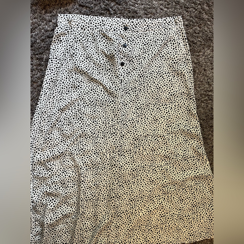 Size extra large, midi skirt. Unknown brand.